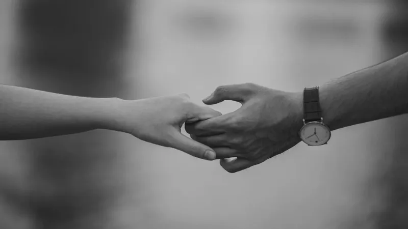 Đôi bạn trẻ đang va chạm nhẹ nhàng vai nhau khi đi bộ, tạo cảm giác gần gũi