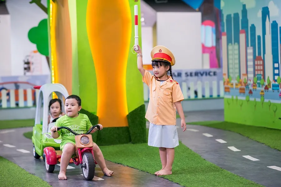 Trẻ em vui chơi tại VinKE