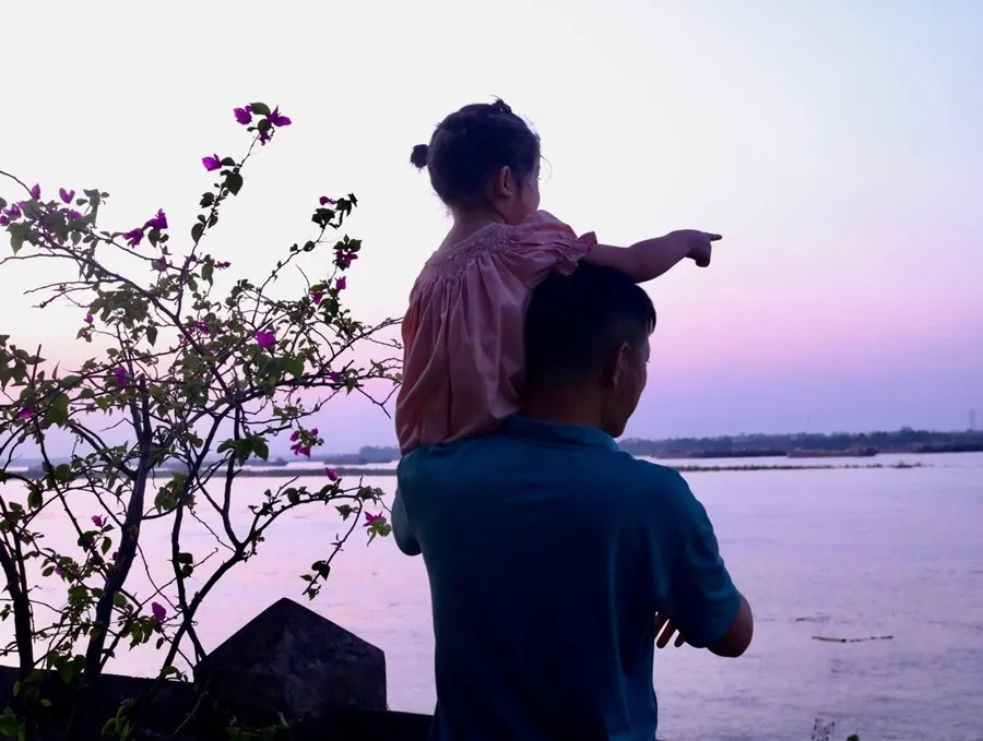Ngắm hoàng hôn ở Hà Nội khi Mặt Trời bắt đầu "đi nghỉ sớm" là việc nhiều người ưa thích. Ảnh minh họa: TPO.