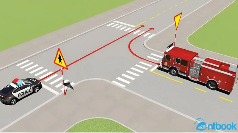 Xe chữa cháy và xe công an trên đường làm nhiệm vụ
